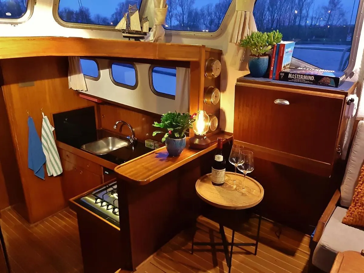 ホテル Motor Yacht Almaz アムステルダム